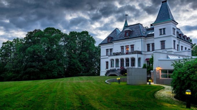 Designing and Building a Luxury Mansion: Things to Keep in Mind